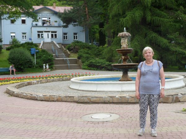 przy fontannie na deptaku, dalej pensjonat "Opatrzność".