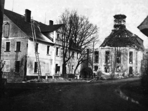 Zbylutów. Wiosna. Rok 1955 .Burzenie kościoła ewangelickiego. Kamień wytworzono na odbudowę Warszawy.
