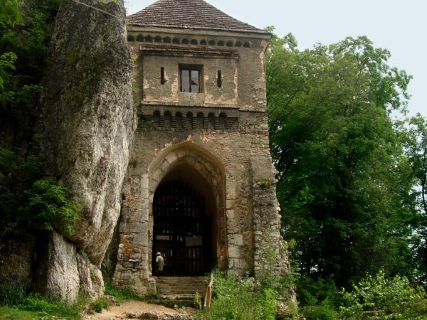 Brama wjazdowa.**Zamek w Ojcowie, położony na terenie Ojcowskiego Parku Narodowego, w centrum Ojcowa, był zamkiem warownym wzniesionym przez Kazimierza Wielkieg