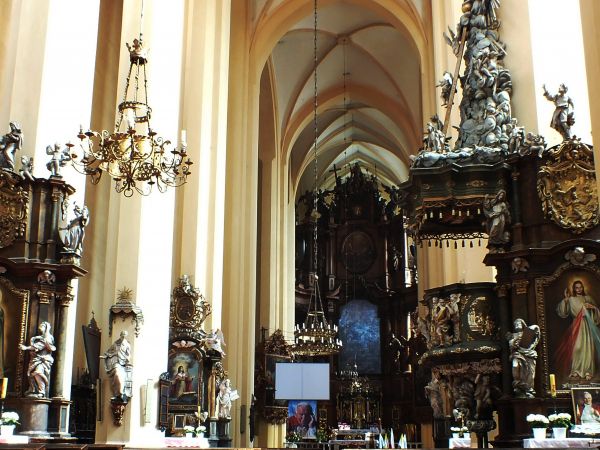 Wnętrze pocysterskiego kościoła p.w Wniebowzięcia NMP