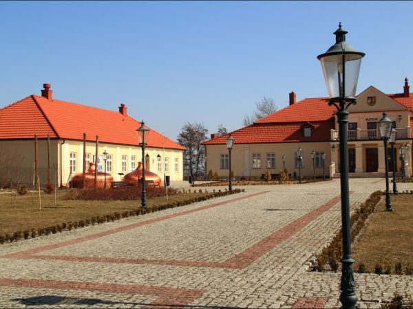 Dwór starościński wzniesiony przez starostę Krzysztofa Szydłowieckiego jako zespół rezydencjalno-obronny - obecnie muzeum