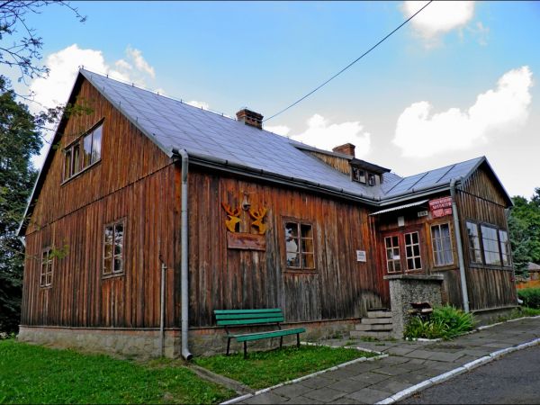 Dwór Szlachecki z końca XIX wieku otoczony parkiem krajobrazowym i stawem. Do 1945 roku należał do rodziny hrabiów Łastowieckich. Dworek myśliwski.