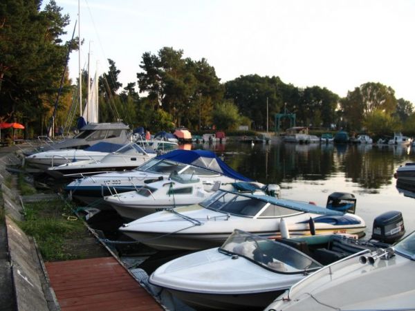 Skończył się letni dzień, w Porcie Pilawa spokój i cisza.