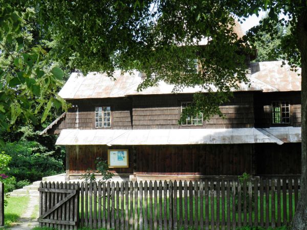 Cerkiew p.w. Św. Mikołaja Cudotwórcy w stylu bojkowskim . We wnętrzu obraz Matki Bożej Śnieżnej.