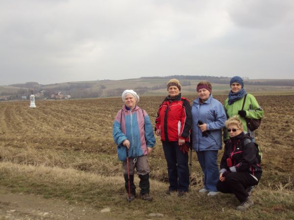 na drodze wśród pól a po lewej krzyż w intencji - ku pamięci /opis w galerii/.