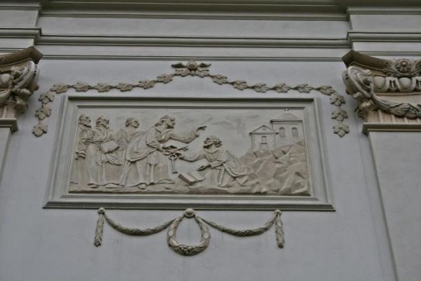 Rymanów założony został w 1376r. przez księcia Władysława Opolczyka - n/z plakieta przedstawiająca przekazanie kluczy do kościoła ze wskazaniem iż tam  głoszone