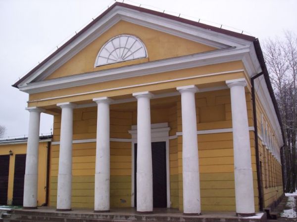 Świątynia grecka (1825) w koneckim parku