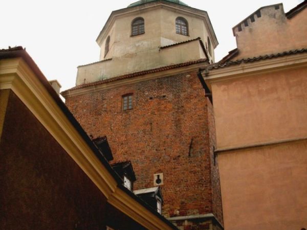 Stare Miasto. Widok na Brame Krakowska z XIV wieku.
