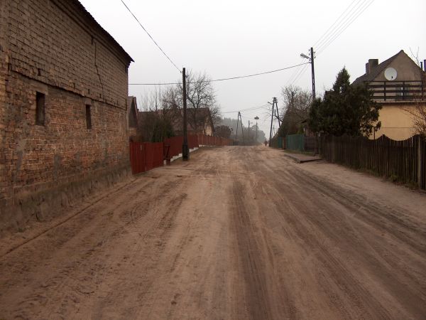 Zielomyś droga przez wieś jesienią