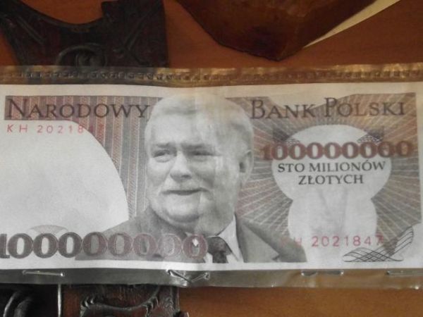 w zbiorach muzeum jest też banknot o nominale 100 mln zł - bo tyle było wówczas obiecane dla każdego rodaka i coś o Japonii też było - jeno w zbiorach nie ma i