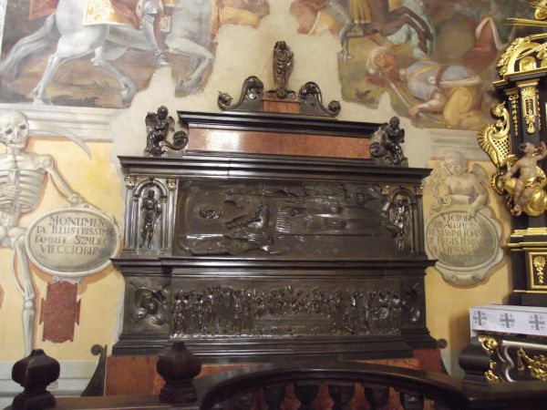 Jan Tarnowski - zięć Krzysztofa Szydłowieckiego, po jego śmierci, ok.1533 roku  - ufundował tzw. Lament Opatowski. Nagrobna płyta z brązu, płaskorzeźbiona i gra
