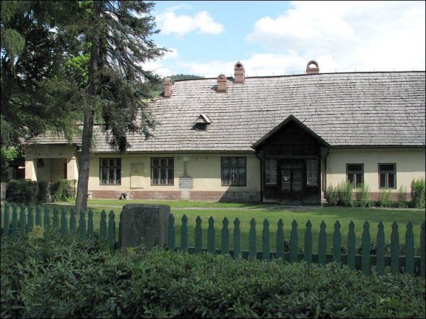 Budynek nadleśnictwa przy ulicy Kity wzniesiony został na przełomie XVIII i XIX w. na miejscu dworu muszyńskich starostów.