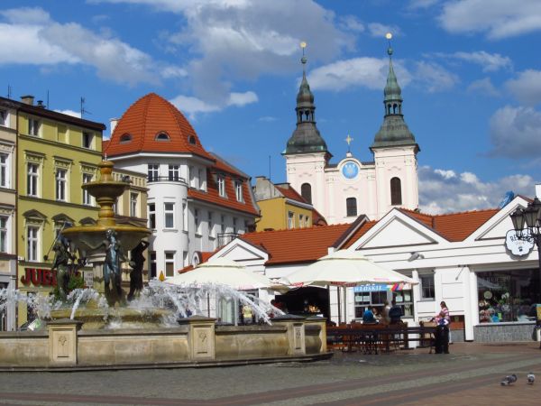 Rynek, fontanna i kościół NMP