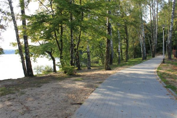 Oświetlona, z miejscami postojowym, ścież rowerowa dookoła j. Trzesiecko