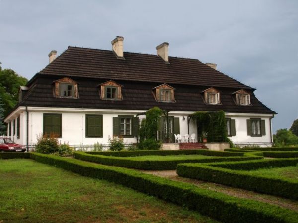 Dwor z Moniak k. Urzedowa ze stala ekspozycja wnetrza dworskiego.