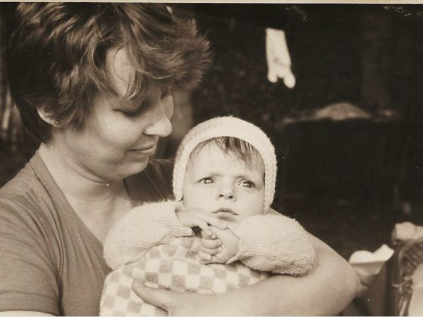 Kto poznaje tego chłopczyka,a tą Panią chyba wszyscy,bo nic się nie zmieniła.Strzelce Wielkie lata 80.