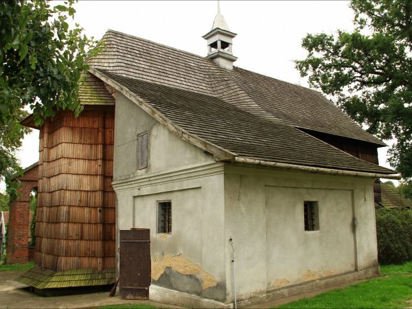Drewniany kościół filialny pw. Wszystkich Świętych wzniesiony w roku 1676.
