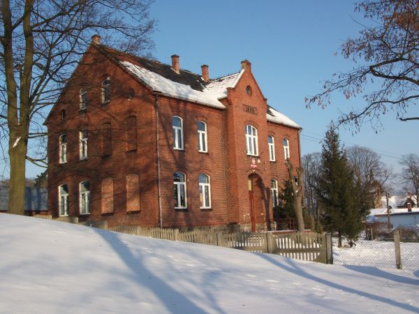 Szkoła górująca tuż obok kościoła.