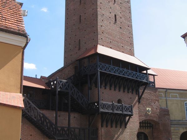 Zabytkowa brama miejska.