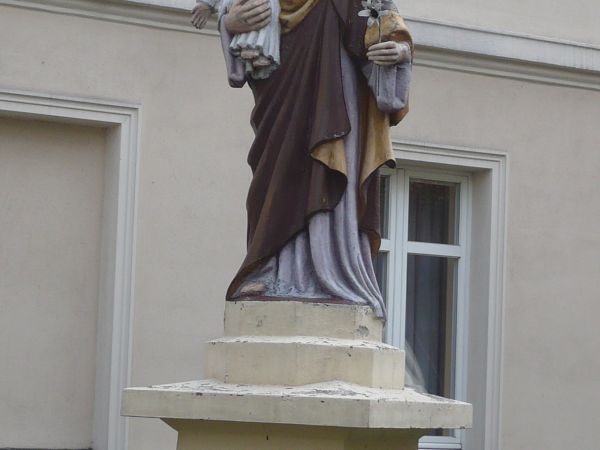 Obok kościoła Farnego figura Św. Józefa.