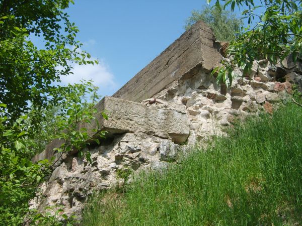 Ruiny mostu kolejowego nad rzeką Mała Wkra, w okolicach Fiugajek.