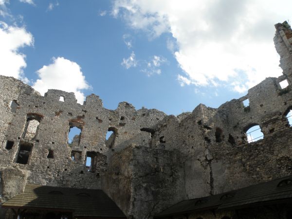 Zamek OGRODZIENIEC **** http://www.zamek-ogrodzieniec.pl/ **** http://zamki.net.pl/zamki/podzamcze/podzamcze.php **** Zamek Ogrodzieniec znajduje się w Podzamcz