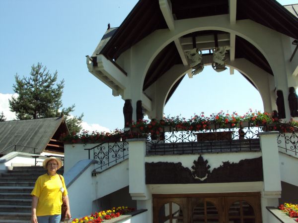 Ołtarz polowy w ogrodzie różańcowym. W sanktuarium Matki Bożej Ludźmierskiej - Gaździny Podhala.