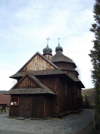 cerkiew jest budowlą orientowaną, konstrukcji zrębowej, z przedsionkiem  konstrukcji słupowej, jest oszalowana, trójdzielna. Hen po prawej - to już za Potokiem
