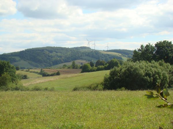 od przysiółka Mroczkówki z drogi do wsi : widok na grzbiety Pogórza Bukowskiego,tam farma wiatrowa.W 2008r. Unia Europ. zaordynowała wszystkim krajom członkowsk