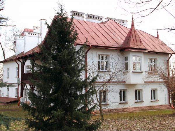 Dwór z XIX w. Gruntownie przebudowany w 1910 roku. Obecnie szkoła podstawowa .  Park krajobrazowy z aleją dojazdową z XIX w.