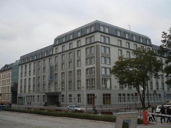 Jeden z hoteli nie daleko Panoramy Racławickiej.