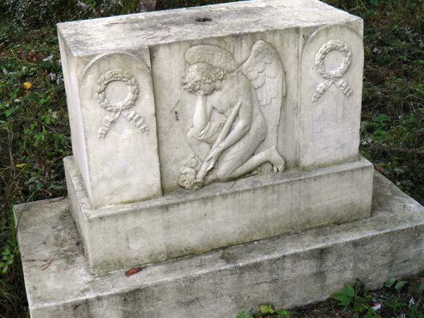 Zabytkowy cmentarz grecko-katolicki w Gorajcu . Na cmentarzu znajduje się kaplica grobowa  rodziny  Brunickich  , właścicieli okolicznych ziem.  Znajduje się na