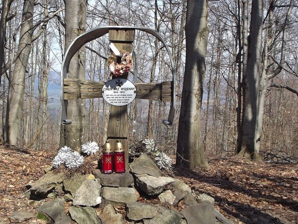 nagrobek na cmentarzu wojennym z  I- szej w.św., po stronie słowackiej - stąd ok. 1 h wędrówki - jest wieś Osadne a tam krypta grobowa w cerkwi - tam zbiorowa m