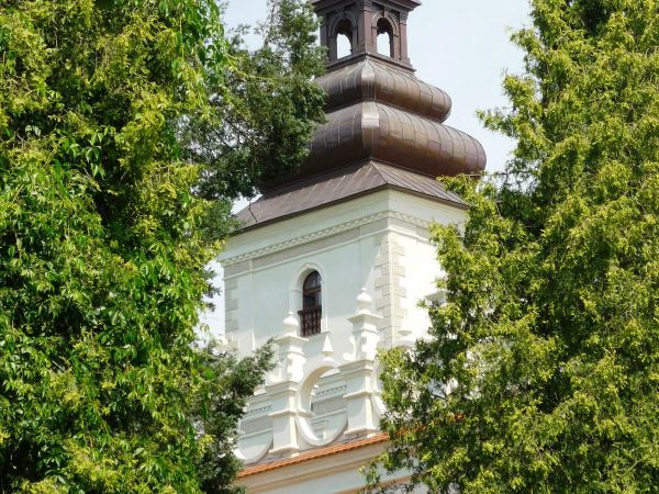 Jedna z najpiękniejszych rezydencji pałacowych w Polsce. Położona 10 km na południe od Przemyśla.  Zamek - pałac powstał w XVI wieku.  Przez kolejne lata rozbud