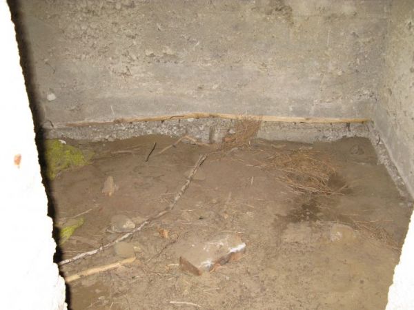 Schron nr 2 Armii "Poznań". Widok wnętrza izby bojowej załogi schronu, tuż przed odkopaniem (przez autora).