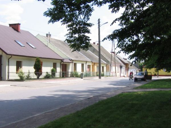 Rynek w Ćmielowieod strony parku.