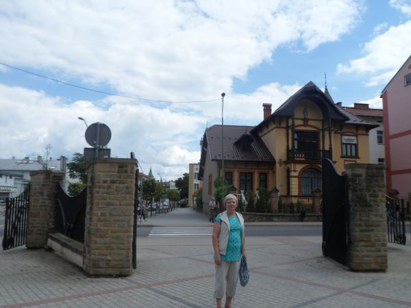 przy bramie na Plac Harcerski, widoczna zabytkowa willa dra Domańskiego - przy ul. Gajowej w okresie międzywojennym funkcjonowało sanatorium, jest kapliczka - z