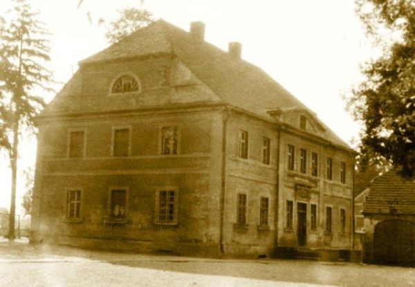 Zbylutów. Remontowany budynek szkolny z ok.1947 r.