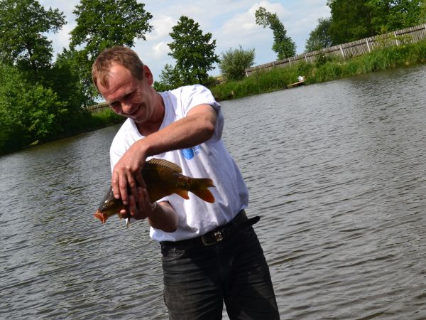 Złowiona rybka w stawie  Młyn