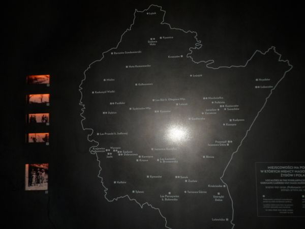 multimedialna scenografia - tu mapa z zaznaczeniem miejscowości, gdzie okupant podczas II wojny światowej dokonywał egzekucji ludności narodowości polskiej poch