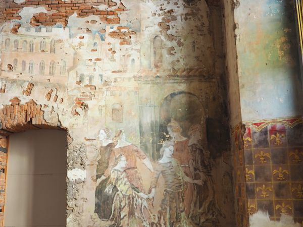 malowidła ścienne świadczą o tym, że jesteśmy w sali balowej, te płytki na ścianie po prawej : ?... - może "kącik higieniczny".