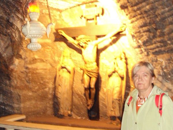 krzyż w niszy ołtarzowej z Chrystusem Ukrzyżowanym i pewnie figury / rzeźby solne św. Barbary oraz św. Kingi, którym górnicy oddawali się w opiekę -  św. Kinga