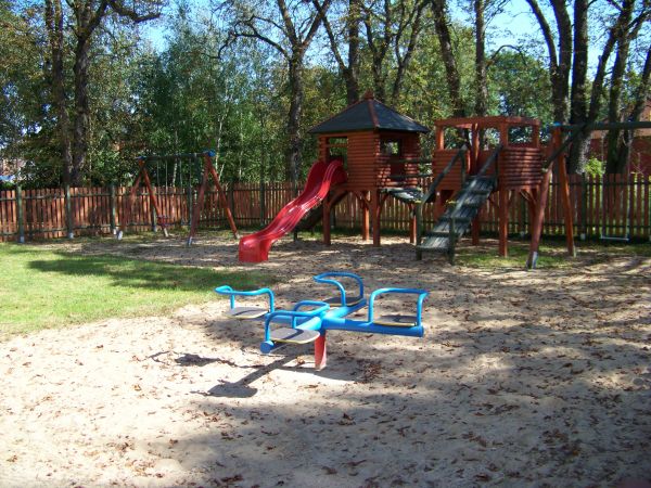 Plac zabaw przy szkole w Sudragach.