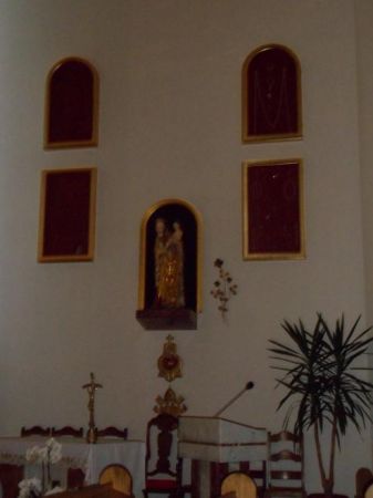 figura Madonny z Dzieciątkiem - w nowym kościele, ks. proboszcz Franciszek Janik w 1963r. obchodził 40. lecie kapłaństwa i parafianie ufundowali wierną kopię Ma