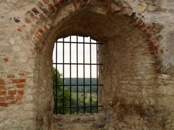 Zamek wybudowany w I poł. XVI wieku przez Mikołaja Firleja i jego syna – Piotra Firleja, pozniej w rekach Lubomirskich. W 1783 r. J.Lubomirski przegrywa z