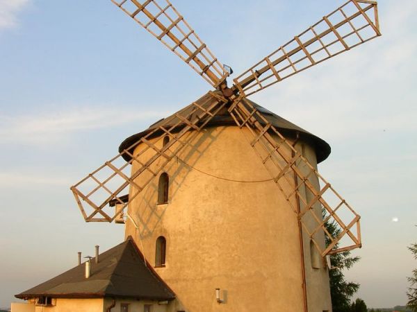 Łowkowice - wiatrak (dziś restauracja)