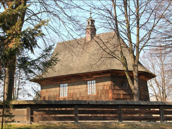 Drewniany kościół konstrukcji zrębowej pw. św. Sebastiana, wzniesiony w roku 1737. W roku 1980 był gruntownie odnawiany z całkowitą wymianą gontów.