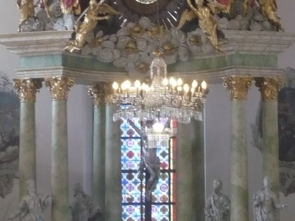 Widok  na  ołtarz  główny w  Kościele  Jezuickim