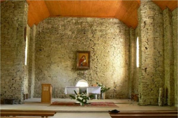 prezbiterium zamknięte ścianą prostą, nawa szersza wydłużona, wewnątrz w prezbiterium i nawie: ściany podzielone lizenami, - odremontowane wnętrze  świątyni. Od