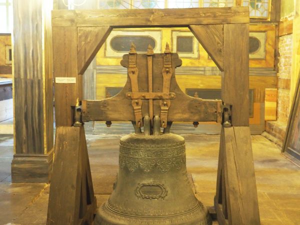 Kościół Pokoju - świątynia protestancka, obiekt z Listy UNESCO, wewnątrz dzwon, może po renowacji czeka a zawieszenie, może dar przekazany.